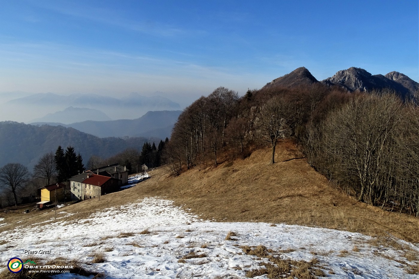 54 Vista sul complesso dell'ex-albergo Pertusino, ora in disuso.JPG